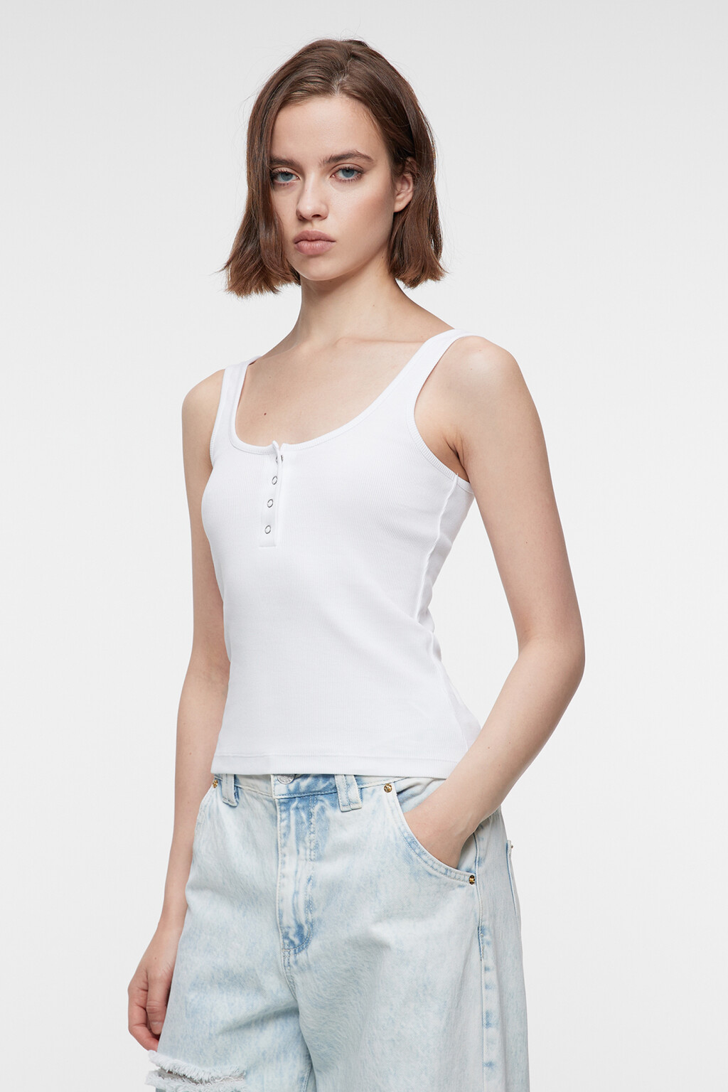 Топ-майка хлопковый в рубчик с застежкой на груди - цвет белый - 2