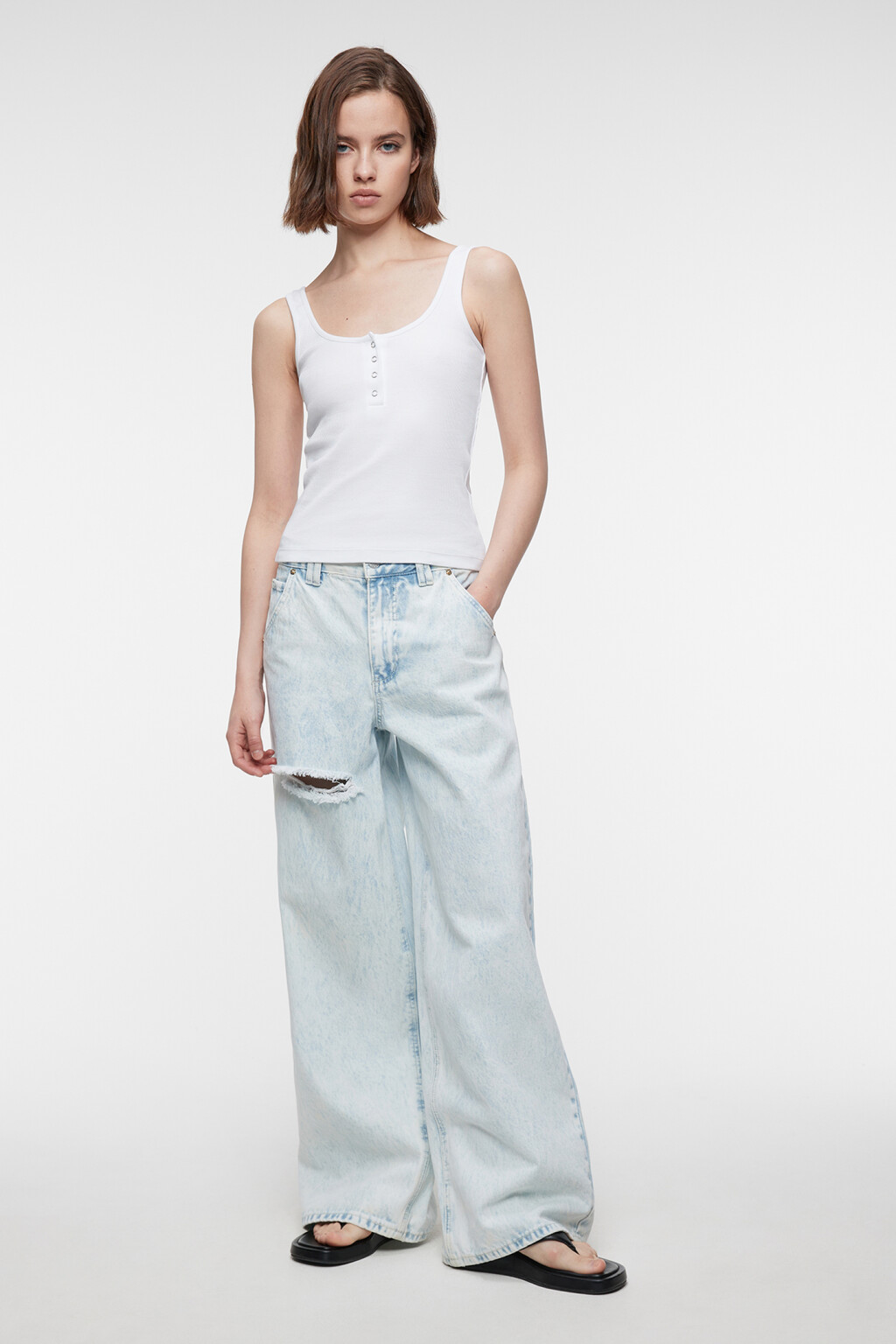 Топ-майка хлопковый в рубчик с застежкой на груди - цвет белый - 4