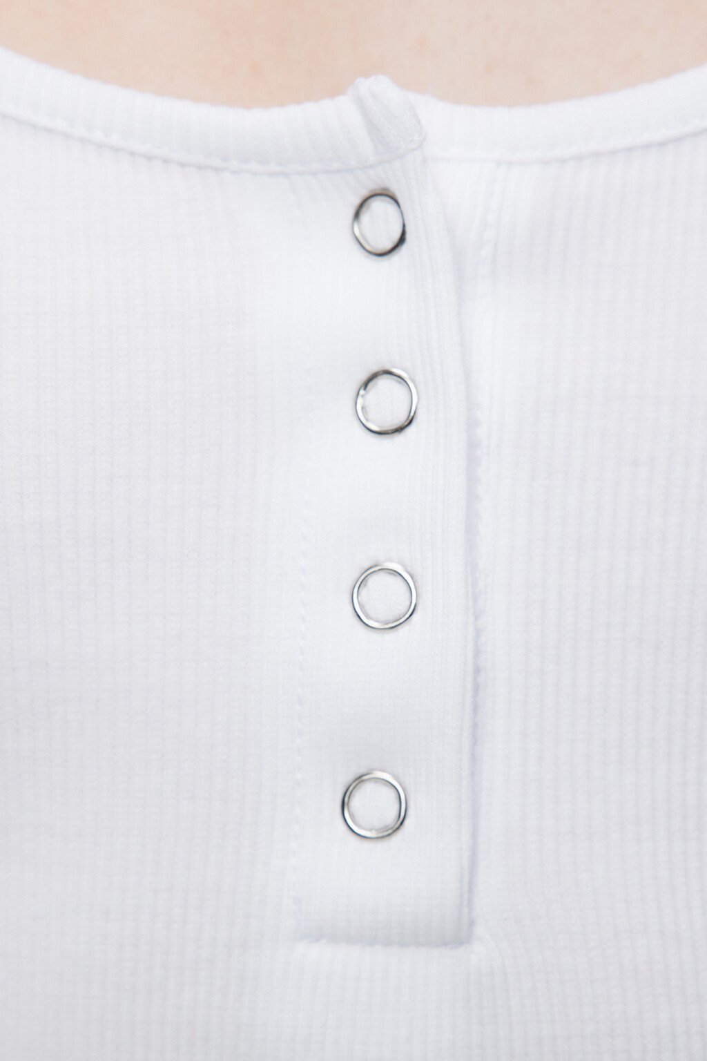 Топ-майка хлопковый в рубчик с застежкой на груди - цвет белый - 5