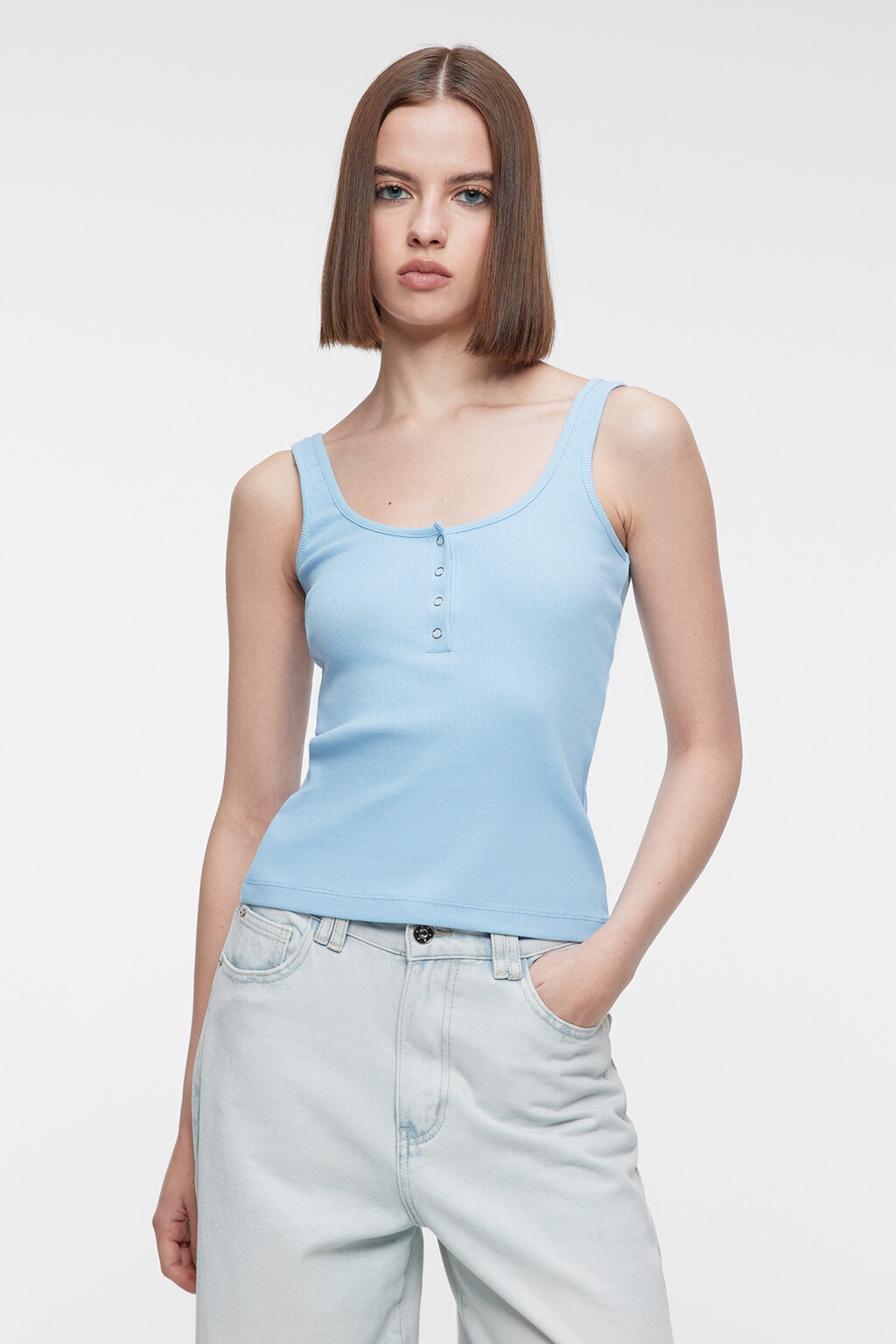 Топ-майка хлопковый в рубчик с застежкой на груди - цвет голубой - 1
