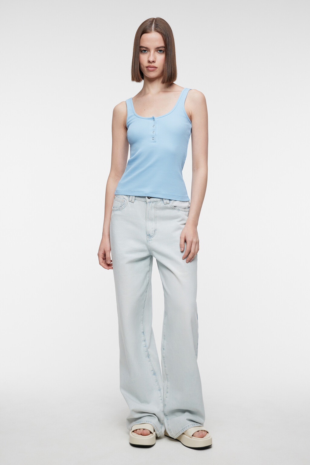 Топ-майка хлопковый в рубчик с застежкой на груди - цвет голубой - 4
