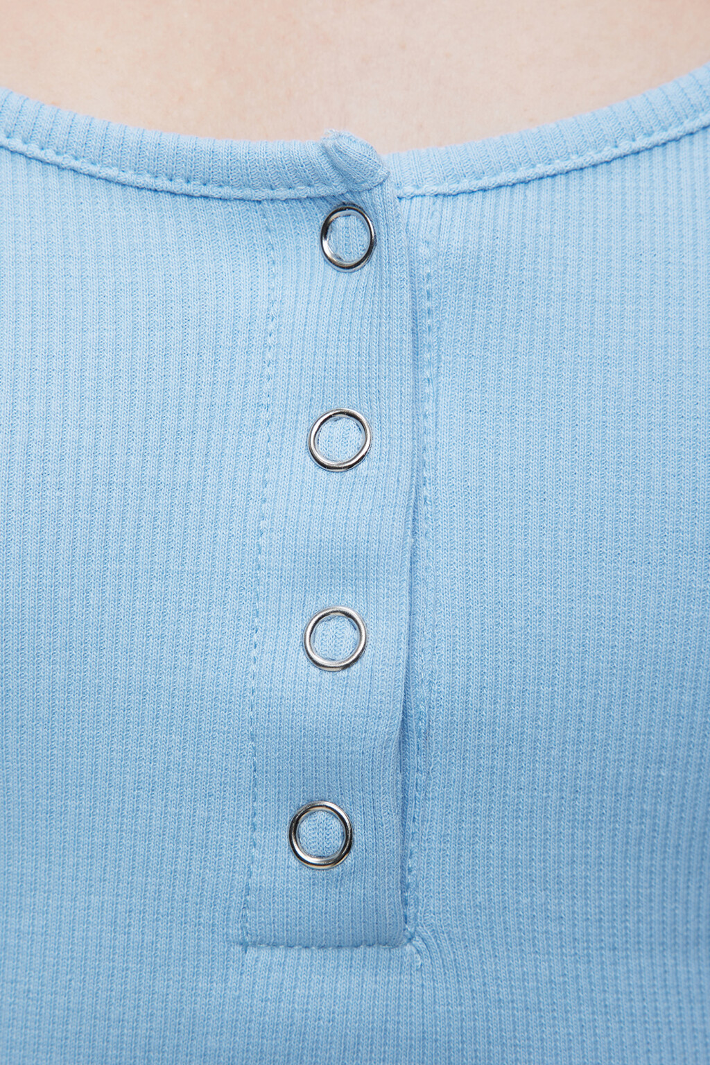 Топ-майка хлопковый в рубчик с застежкой на груди - цвет голубой - 5