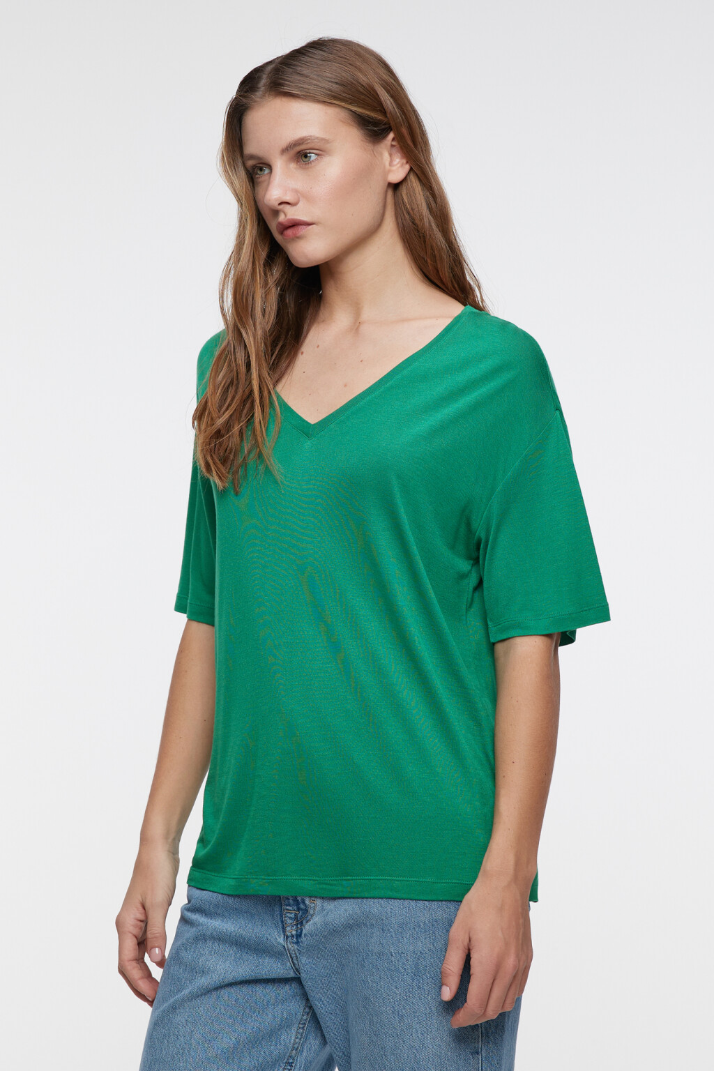 Футболка oversize с глубоким V-вырезом из лиоцелла - цвет зеленый - 2