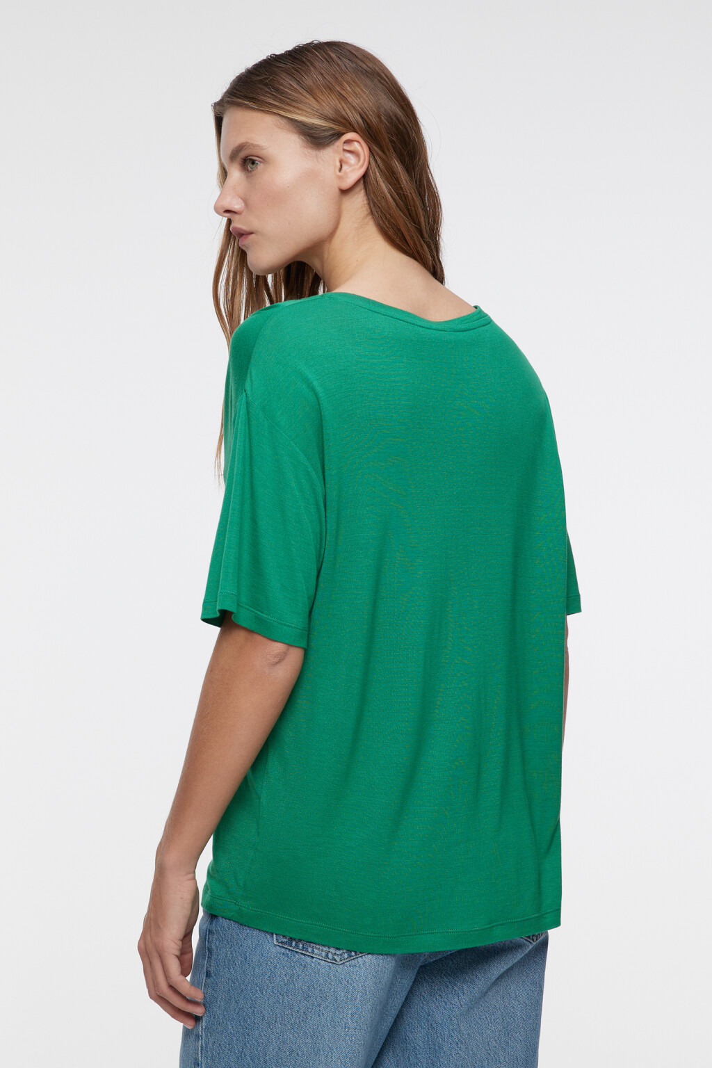Футболка oversize с глубоким V-вырезом из лиоцелла - цвет зеленый - 3