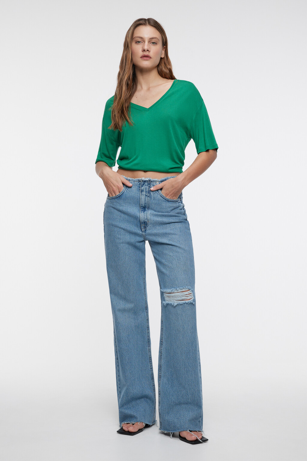 Футболка oversize с глубоким V-вырезом из лиоцелла - цвет зеленый - 4