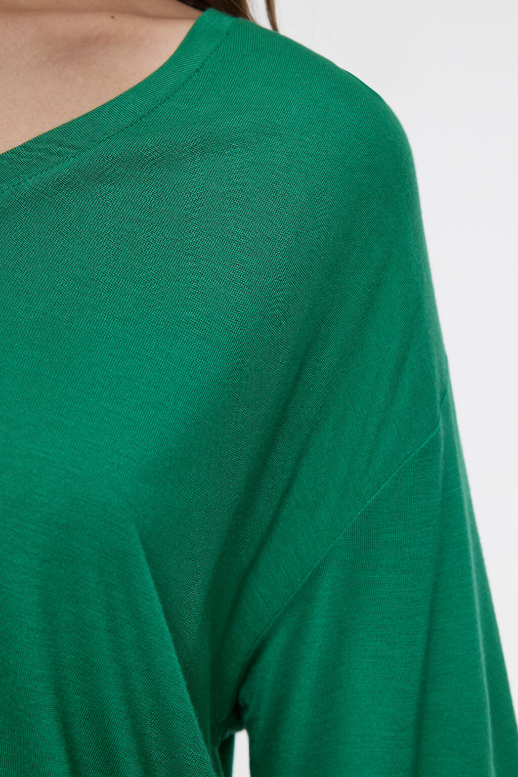 Футболка oversize с глубоким V-вырезом из лиоцелла - цвет зеленый - 5
