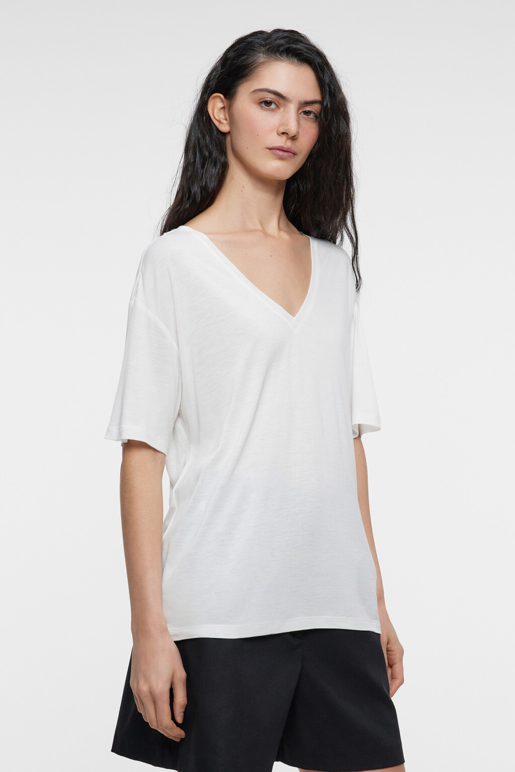 Футболка oversize с глубоким V-вырезом из лиоцелла - цвет белый - 2