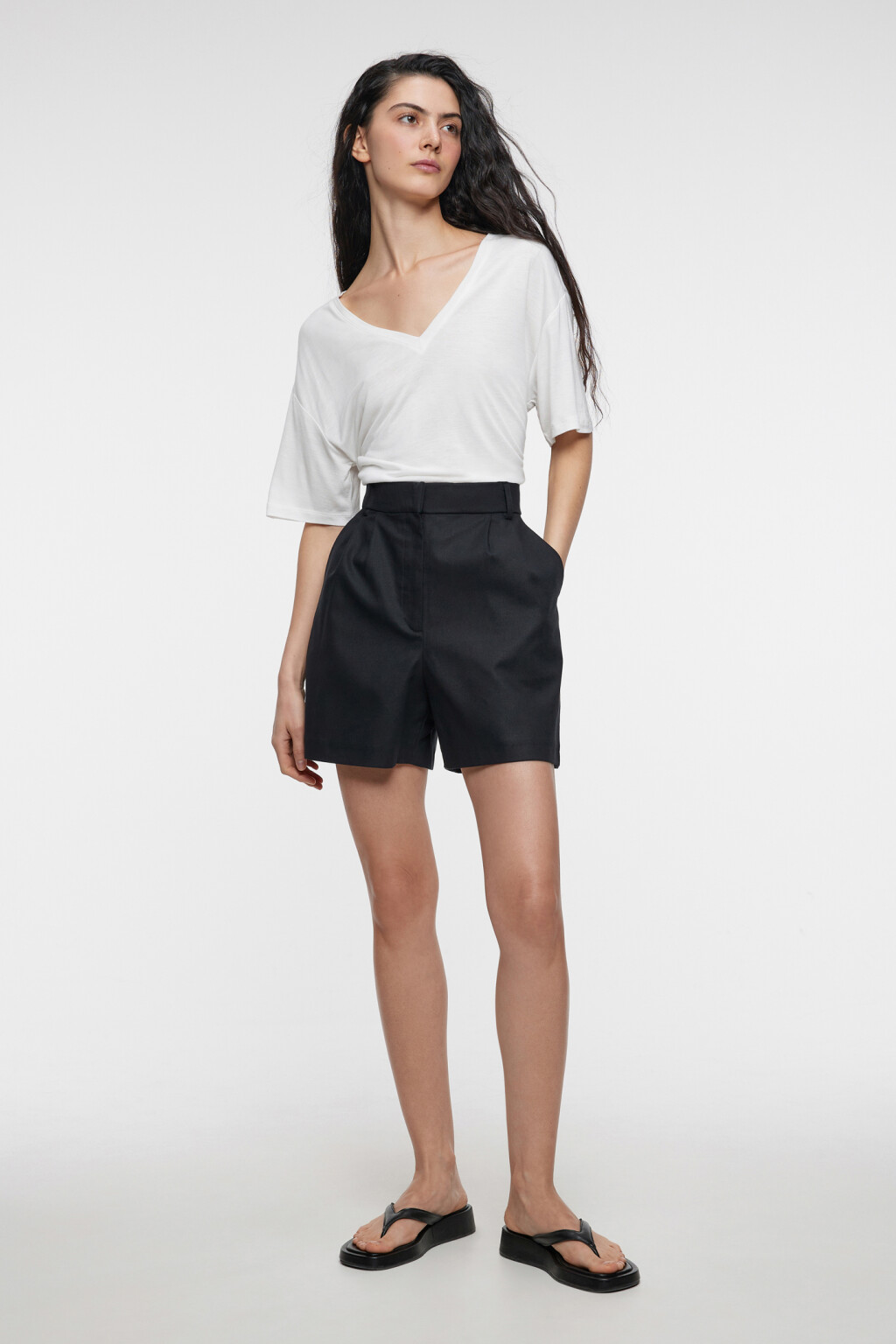 Футболка oversize с глубоким V-вырезом из лиоцелла - цвет белый - 4