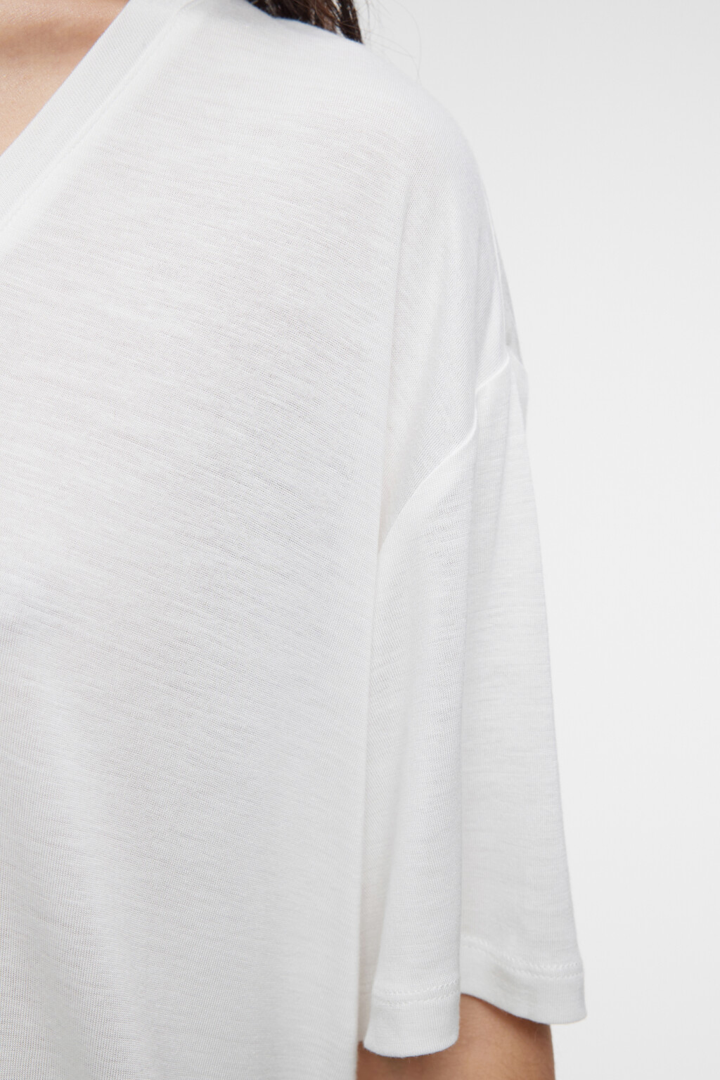 Футболка oversize с глубоким V-вырезом из лиоцелла - цвет белый - 5