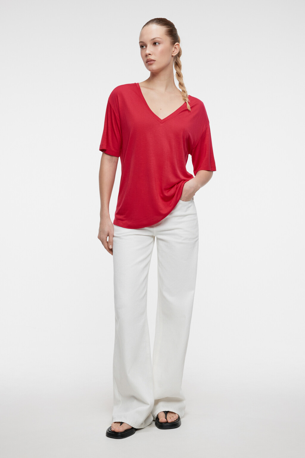 Футболка oversize с глубоким V-вырезом из лиоцелла - цвет красный - 4