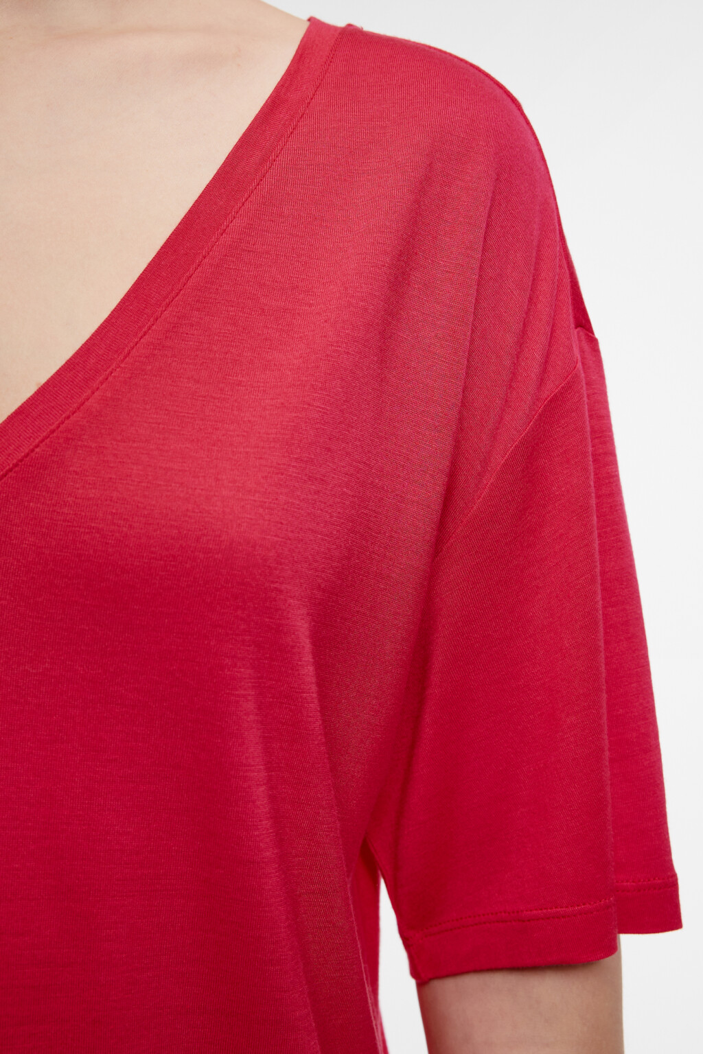 Футболка oversize с глубоким V-вырезом из лиоцелла - цвет красный - 6