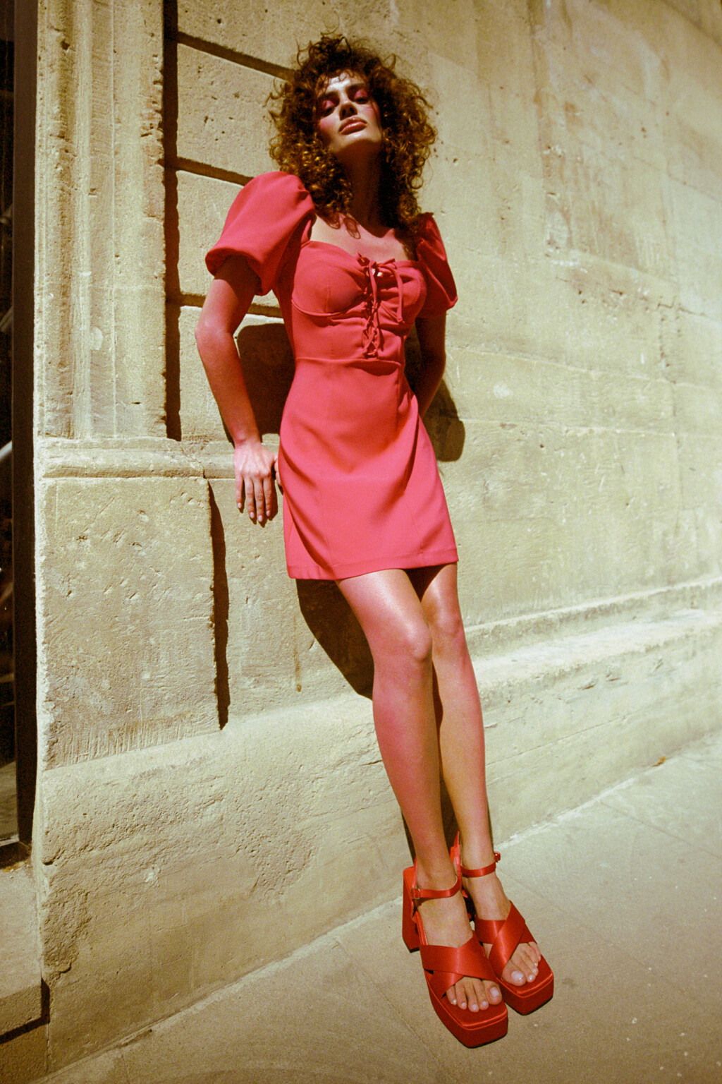 Платье-бюстье приталенное с фигурным вырезом и шнуровкой - цвет красный - 8