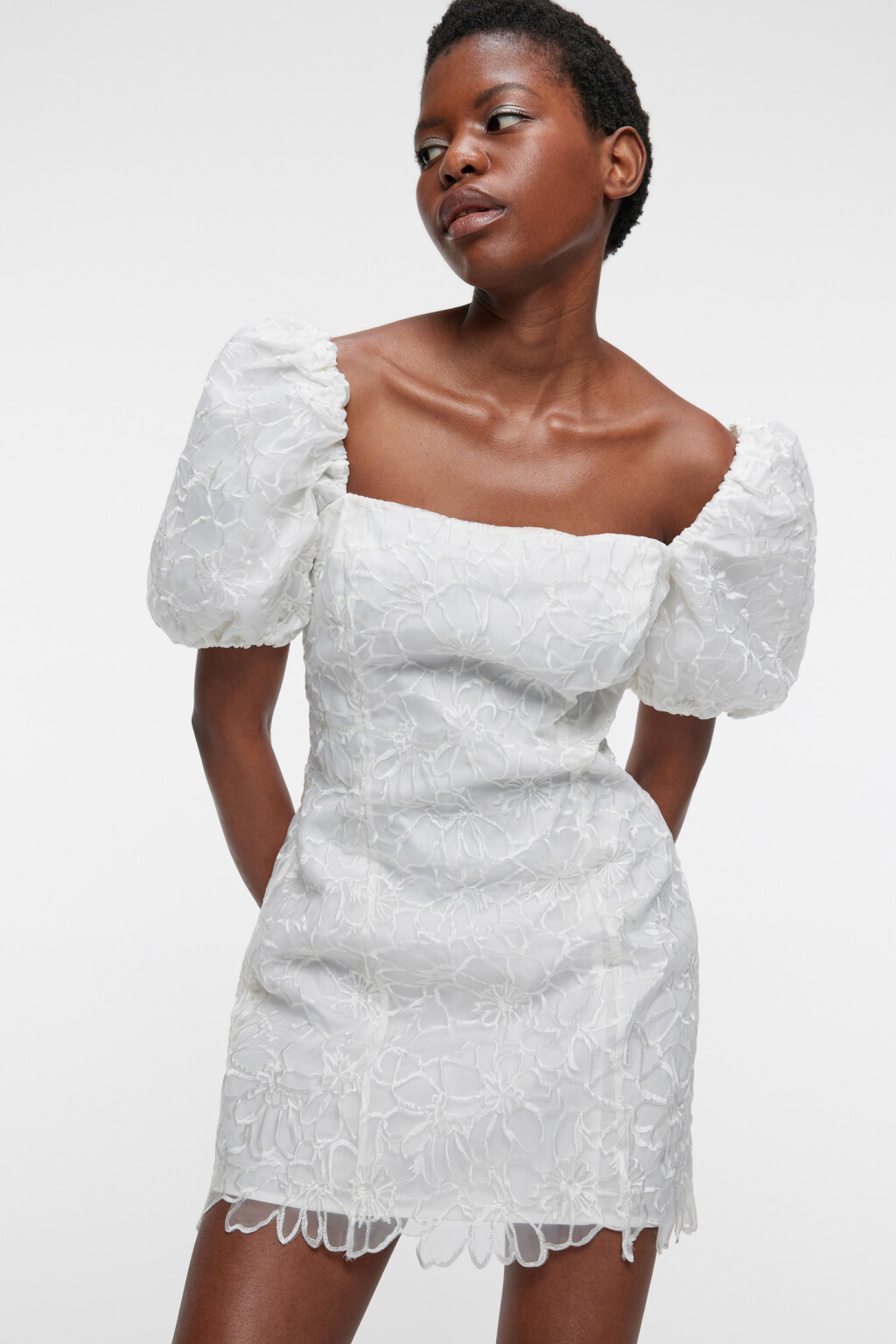 Платье-футляр мини облегающее с рукавами-фонариками - цвет бежевый - 8