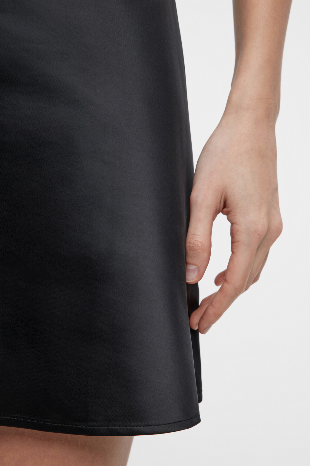 Платье мини в бельевом стиле на тонких бретелях - цвет черный - 5