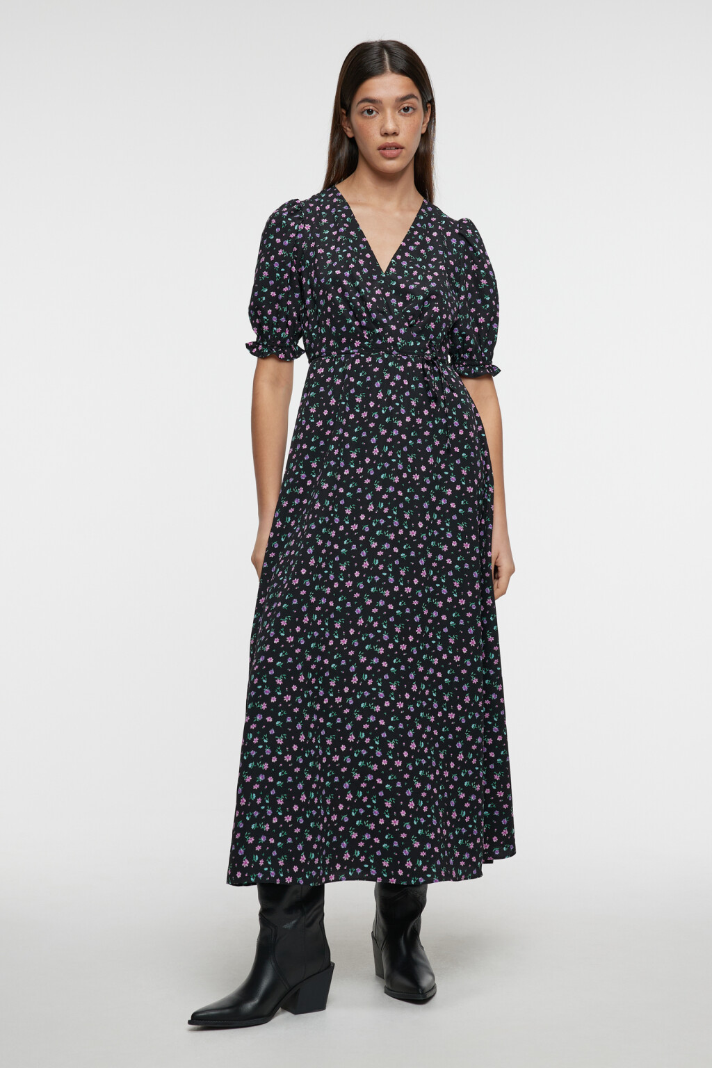 Платье миди приталенное с запахом и коротким рукавом - цвет черный - 8