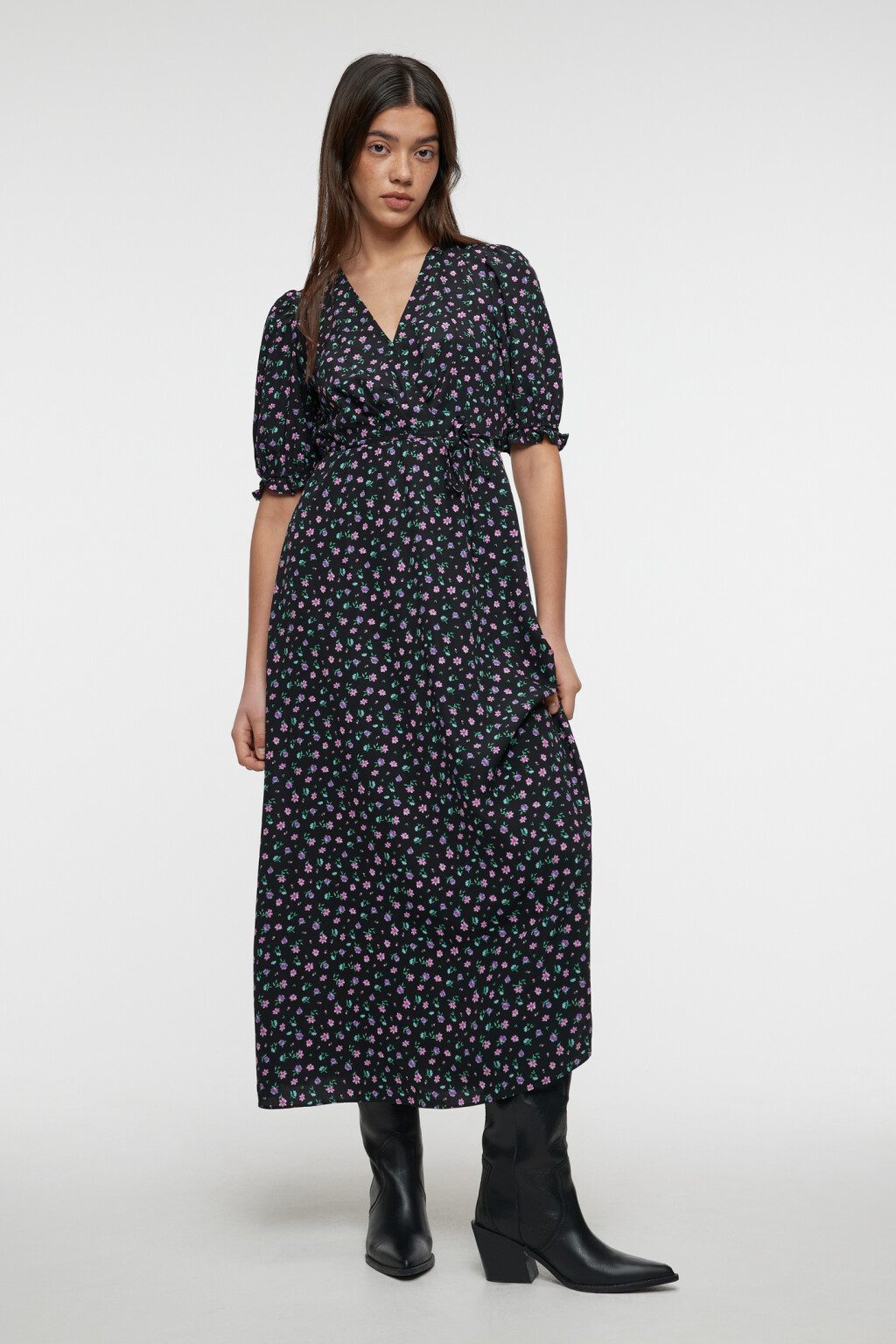 Платье миди приталенное с запахом и коротким рукавом - цвет черный - 11