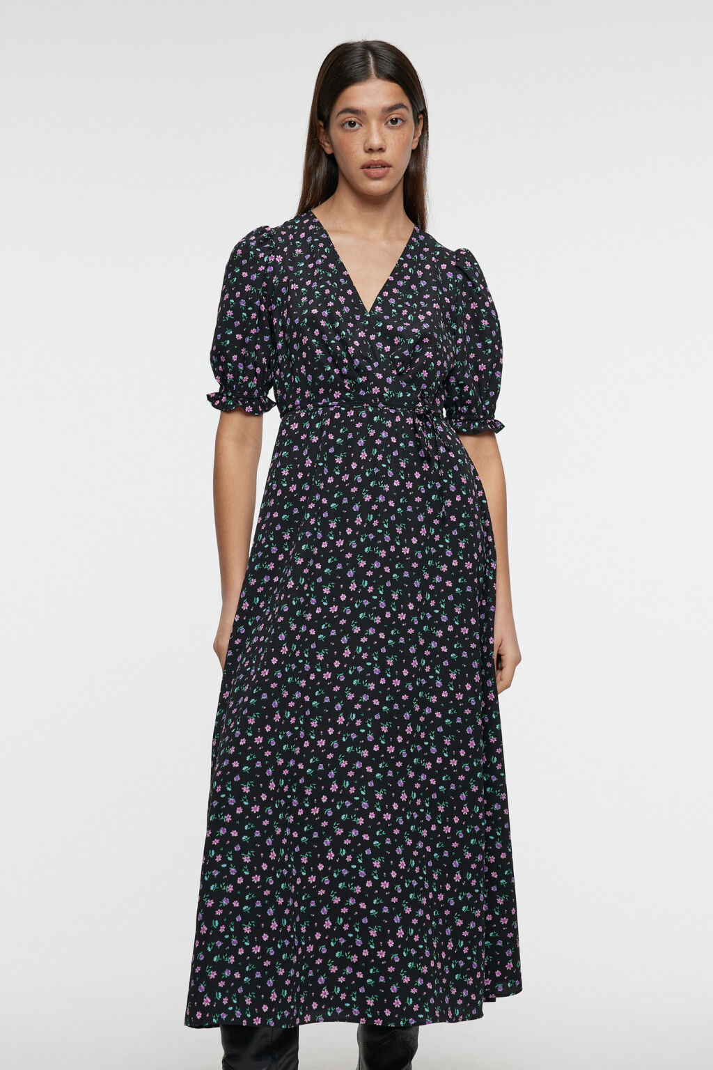 Платье миди приталенное с запахом и коротким рукавом - цвет черный - 7