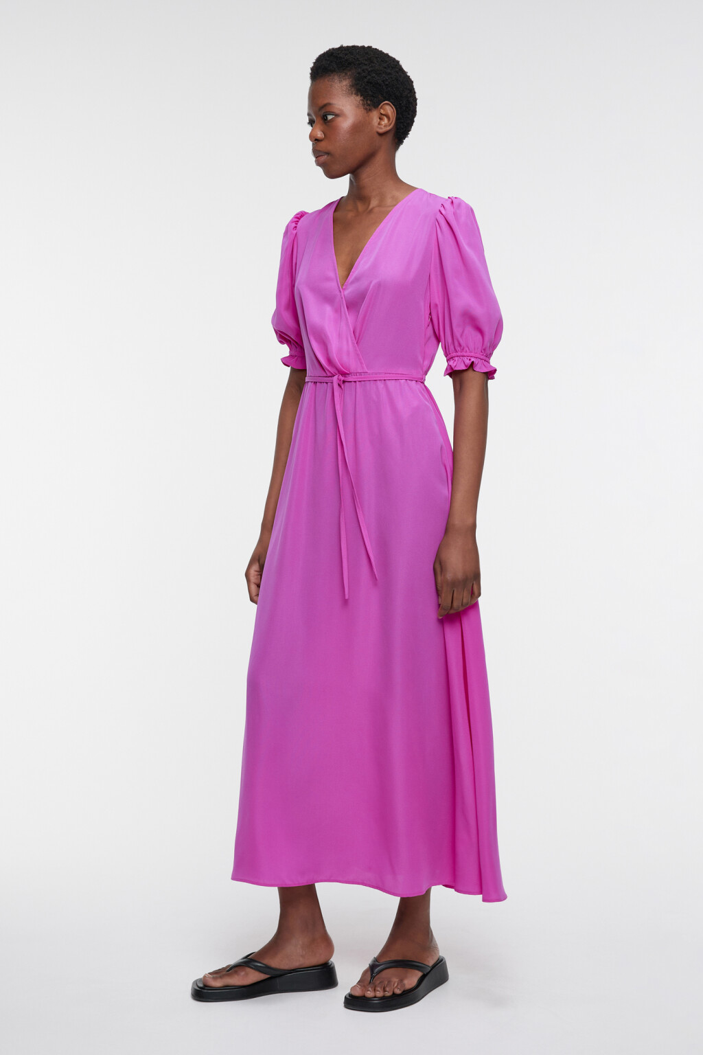 Платье миди приталенное с запахом и коротким рукавом - цвет розовый - 2