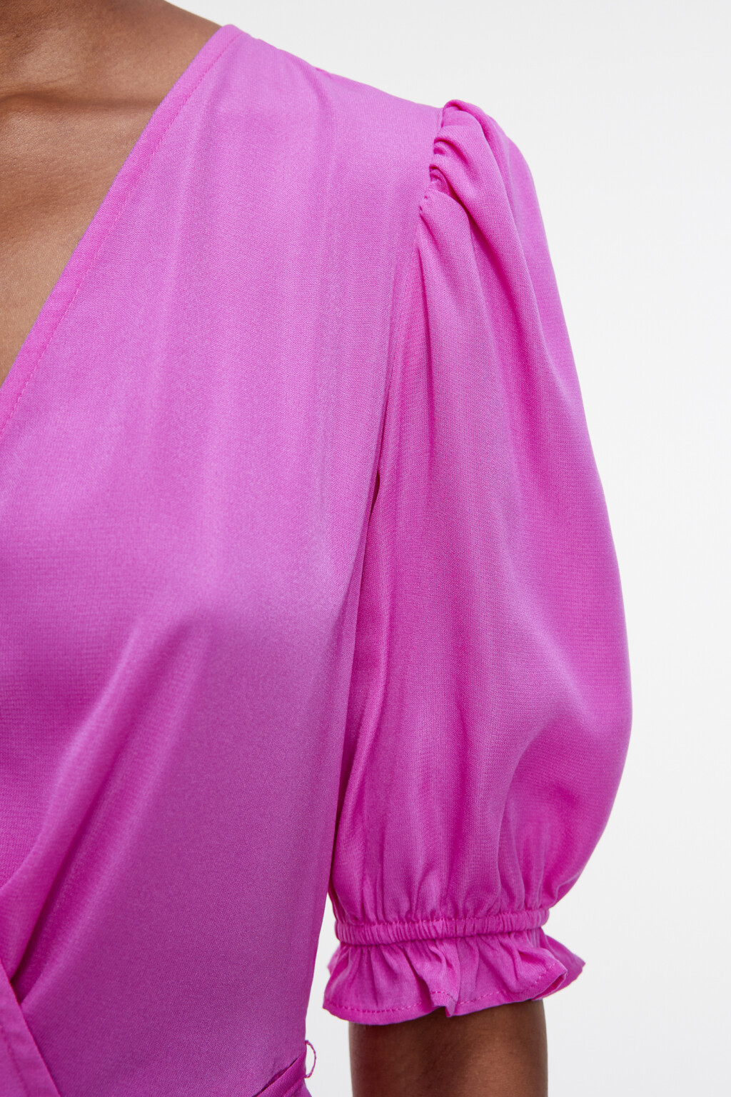 Платье миди приталенное с запахом и коротким рукавом - цвет розовый - 5