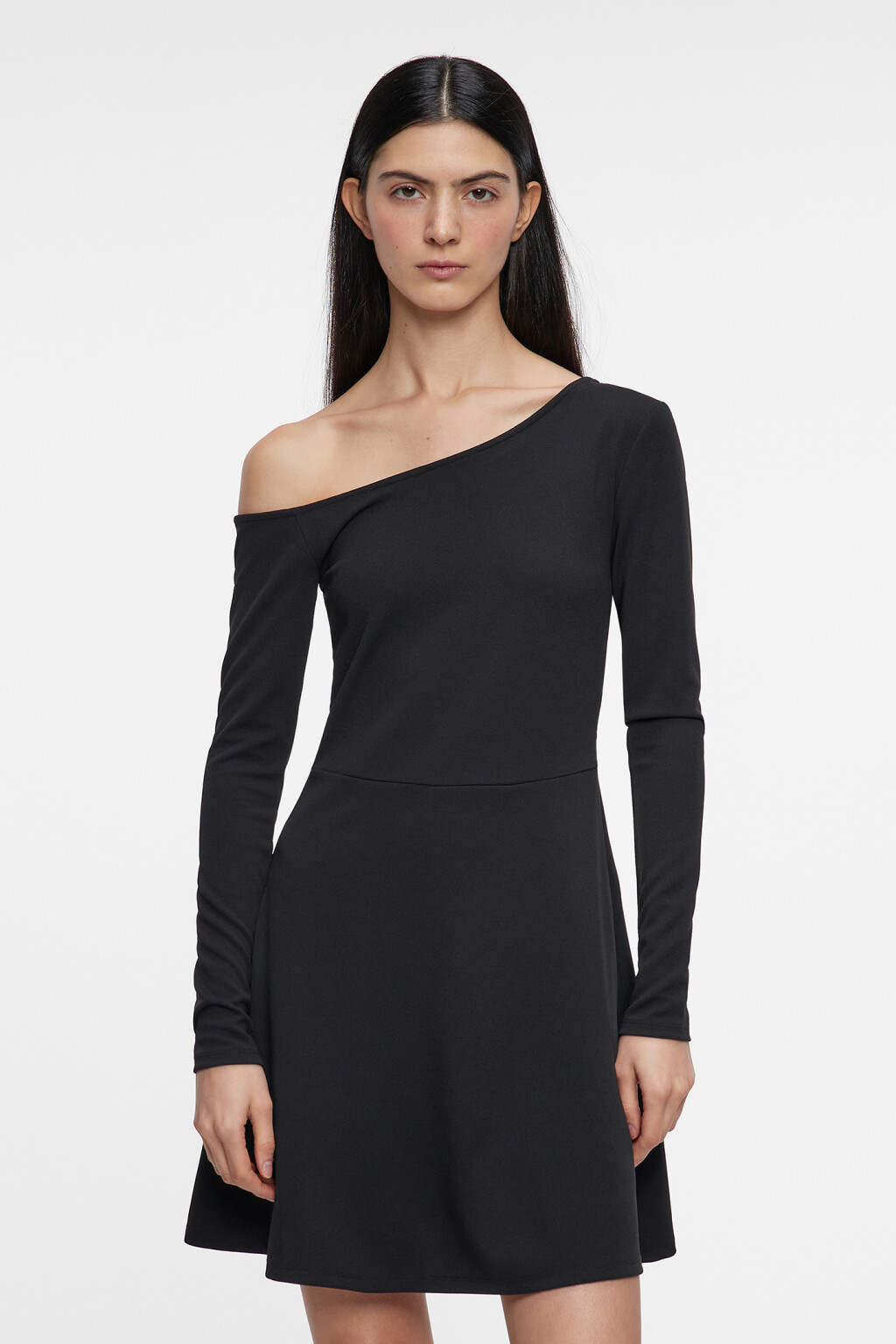 Платье мини приталенное с открытым плечом - цвет черный - 2