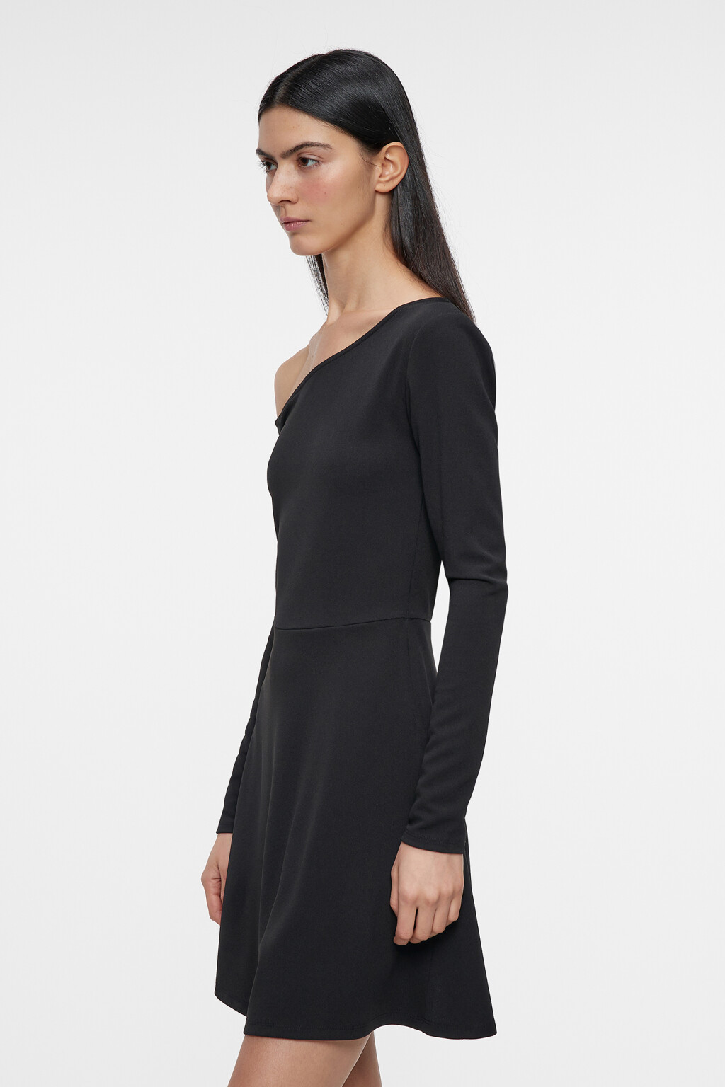 Платье мини приталенное с открытым плечом - цвет черный - 3