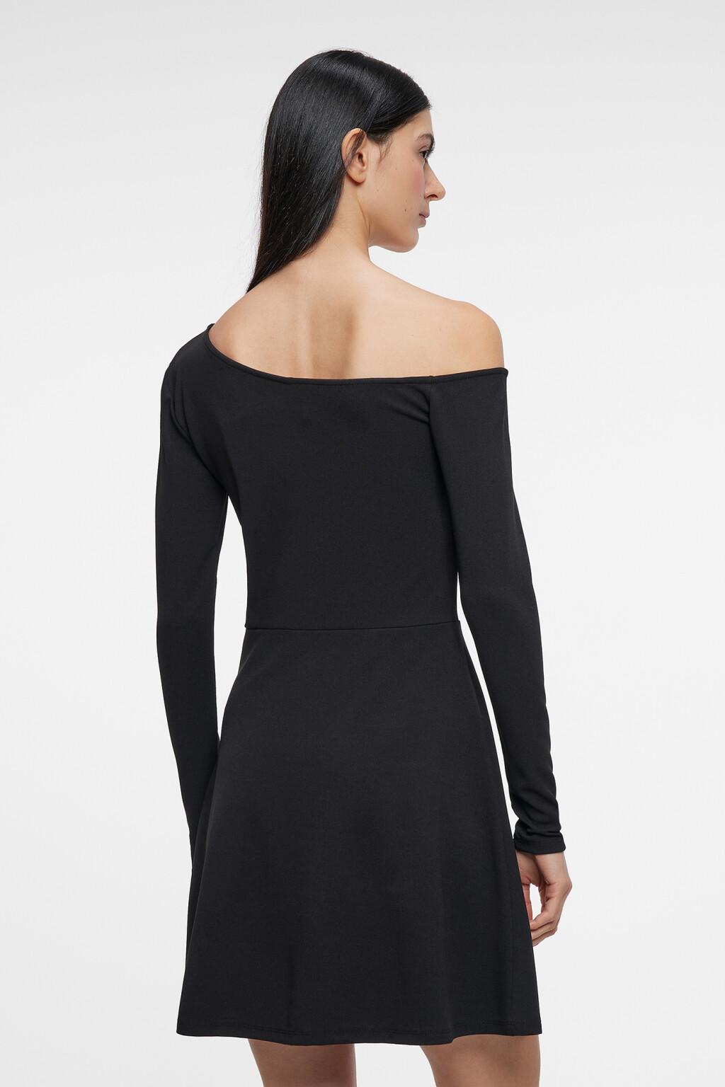 Платье мини приталенное с открытым плечом - цвет черный - 4