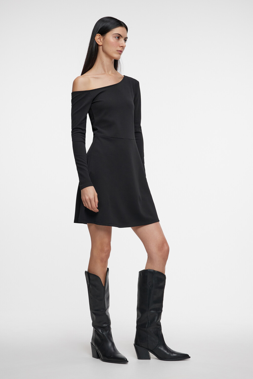 Платье мини приталенное с открытым плечом - цвет черный - 1
