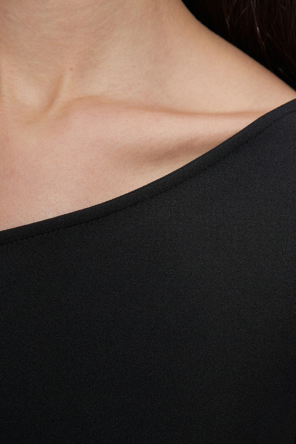 Платье мини приталенное с открытым плечом - цвет черный - 5
