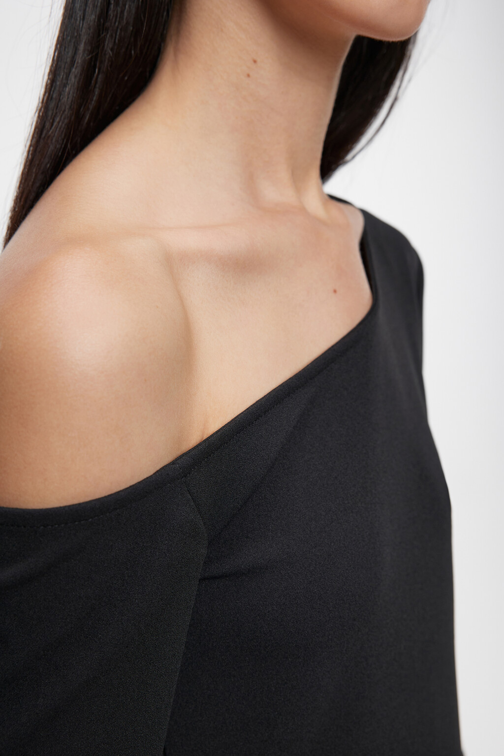 Платье мини приталенное с открытым плечом - цвет черный - 6
