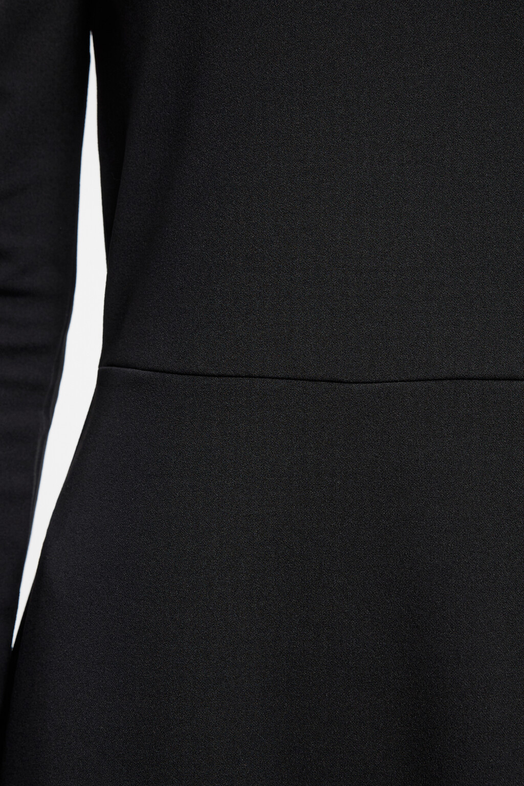 Платье мини приталенное с открытым плечом - цвет черный - 7