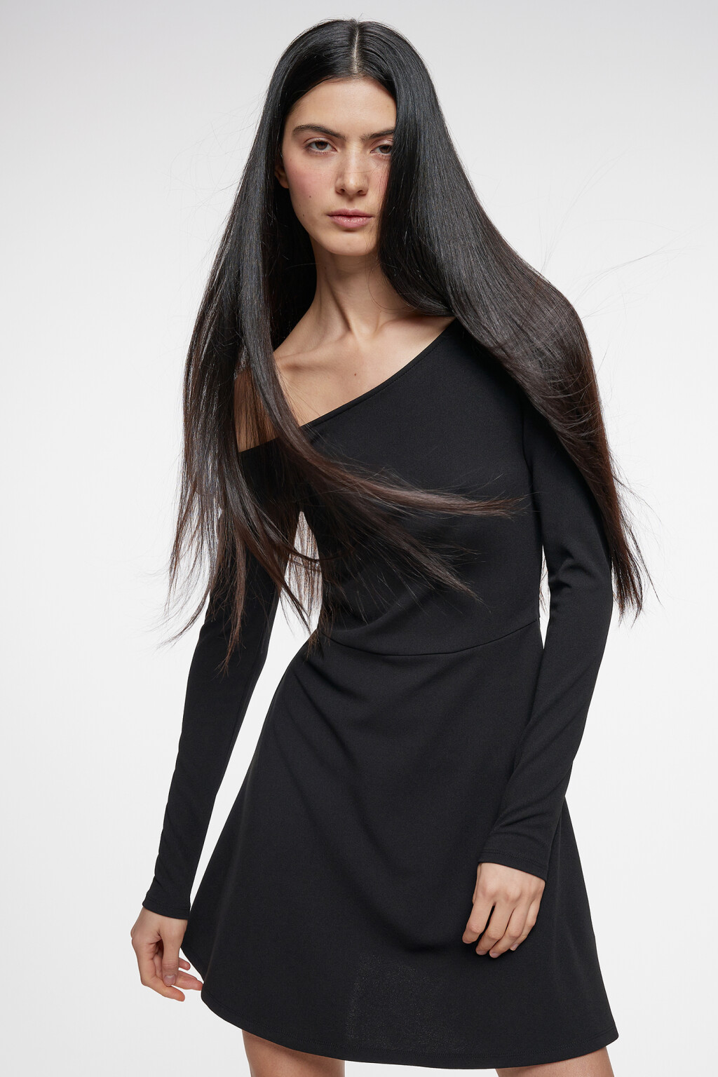Платье мини приталенное с открытым плечом - цвет черный - 8