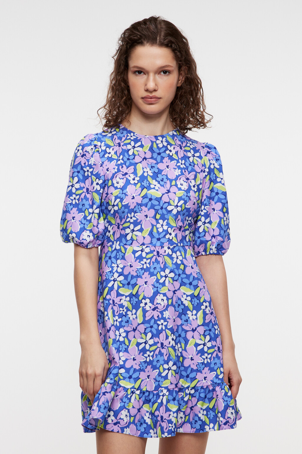 Платье мини приталенное с короткими рукавами-фонариками - цвет мультиколор - 1