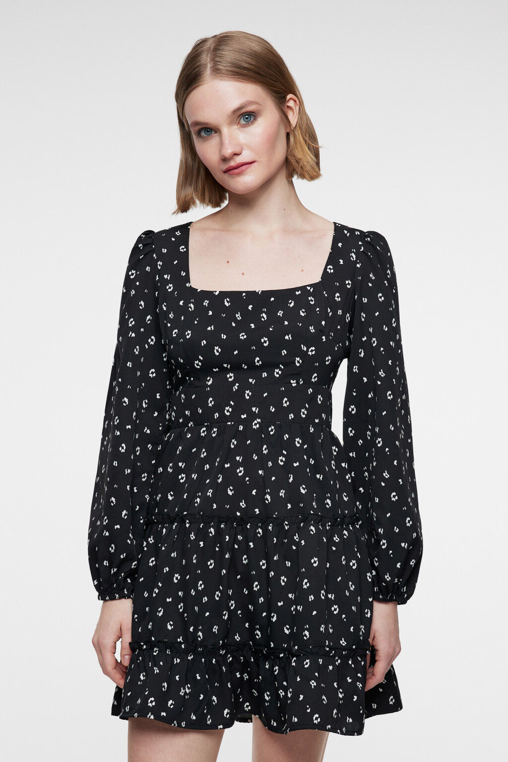 Платье baby-doll с ярусной юбкой и пышными рукавами - цвет черный - 2