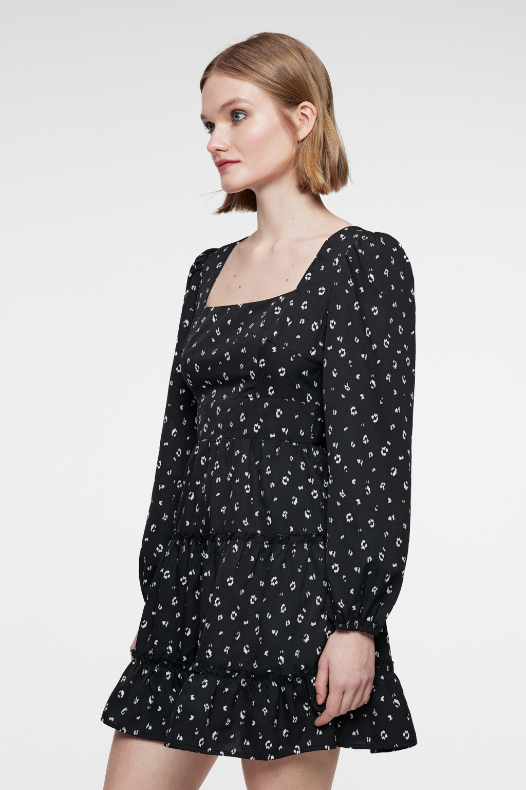 Платье baby-doll с ярусной юбкой и пышными рукавами - цвет черный - 3