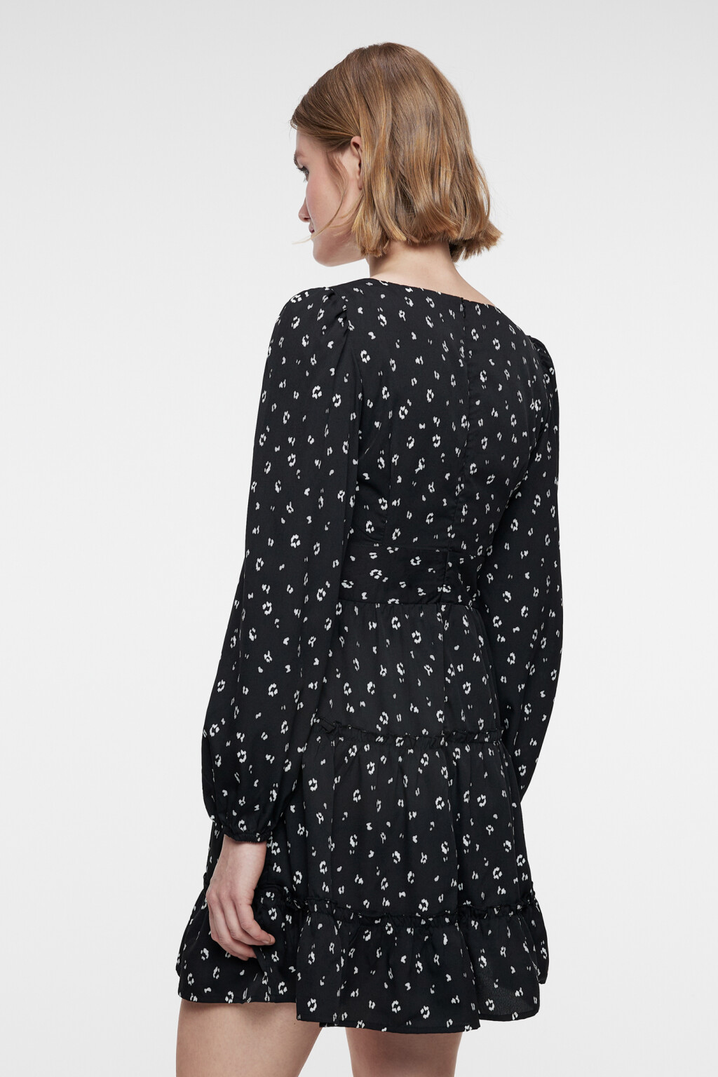 Платье baby-doll с ярусной юбкой и пышными рукавами - цвет черный - 4