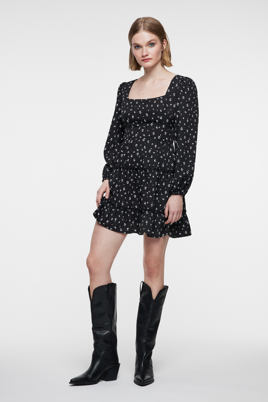 Платье baby-doll с ярусной юбкой и пышными рукавами - цвет черный - 1