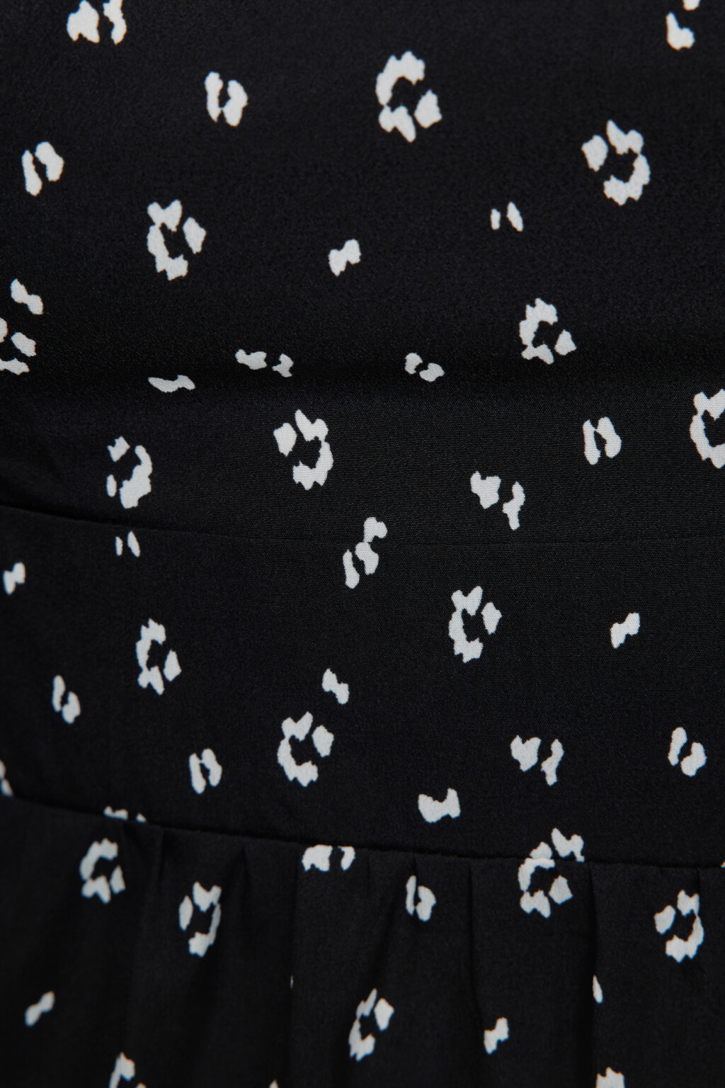 Платье baby-doll с ярусной юбкой и пышными рукавами - цвет черный - 5