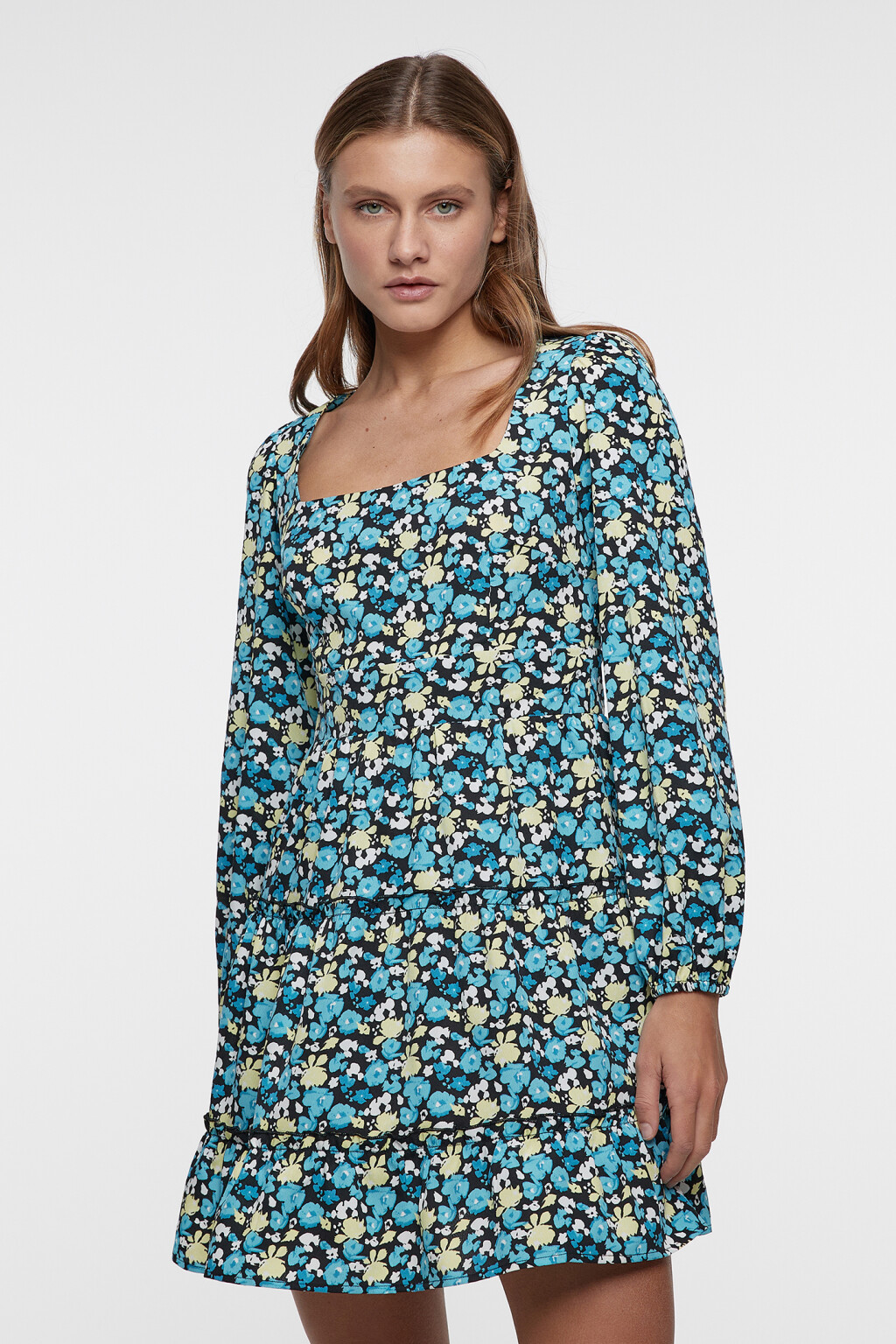 Платье baby-doll с ярусной юбкой и пышными рукавами - цвет черный - 2