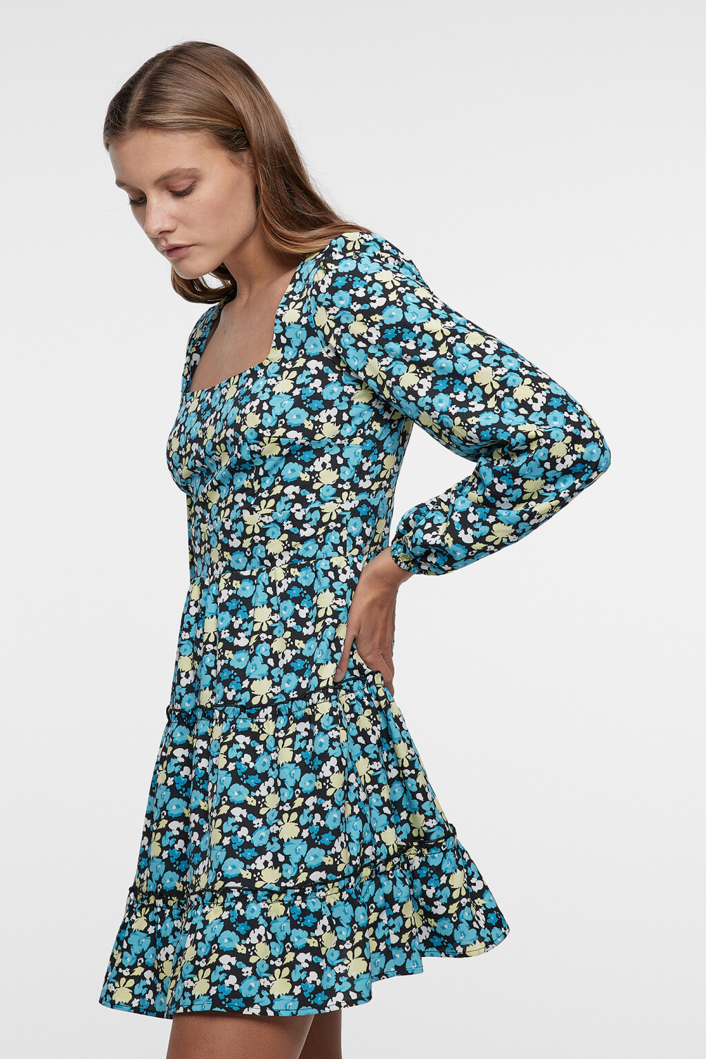 Платье baby-doll с ярусной юбкой и пышными рукавами - цвет черный - 3