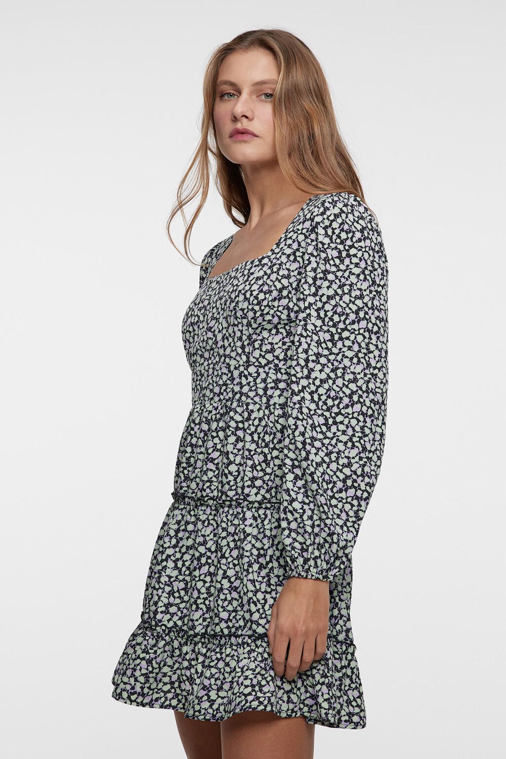 Платье baby-doll с ярусной юбкой и пышными рукавами - цвет мультиколор - 2