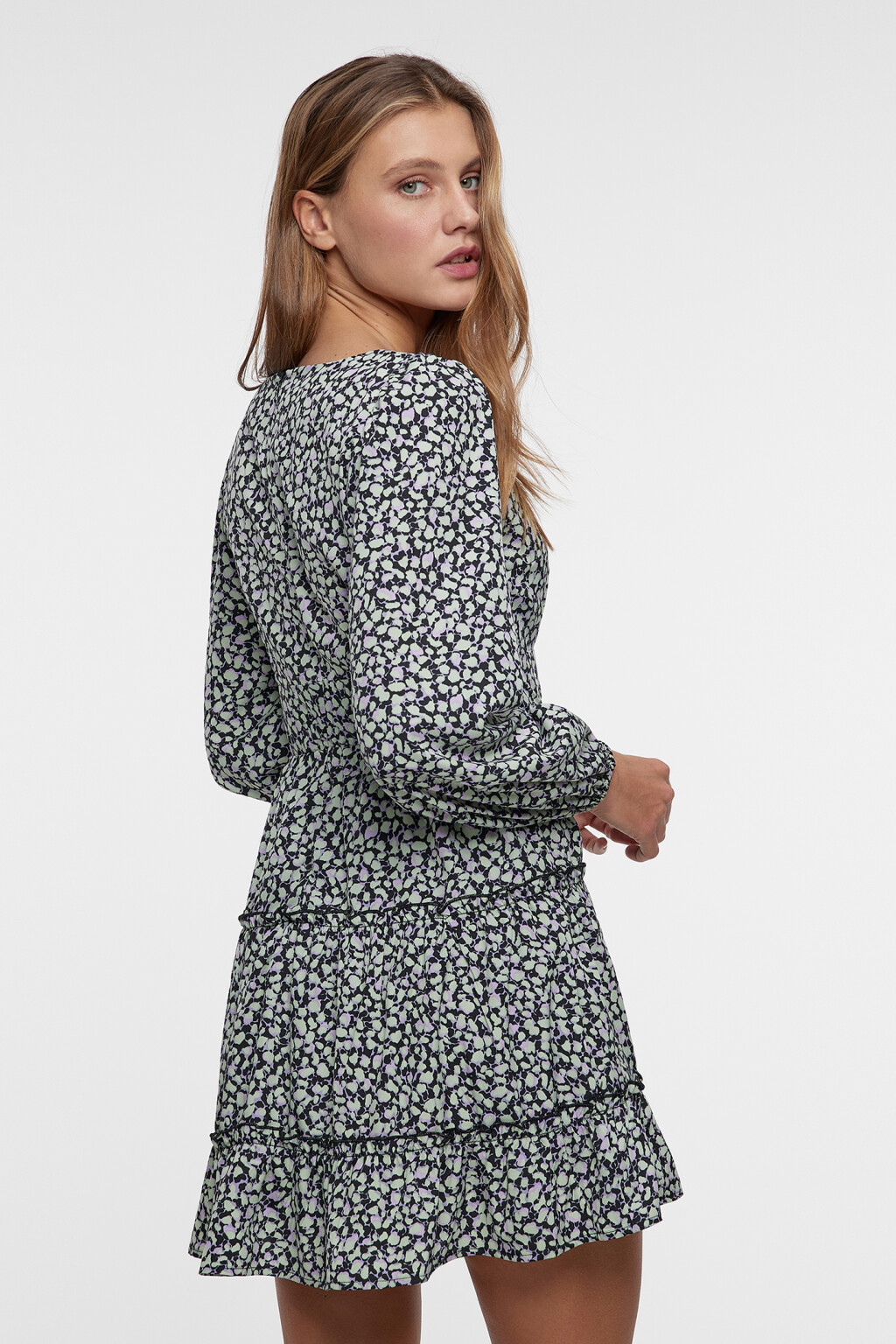 Платье baby-doll с ярусной юбкой и пышными рукавами - цвет мультиколор - 3