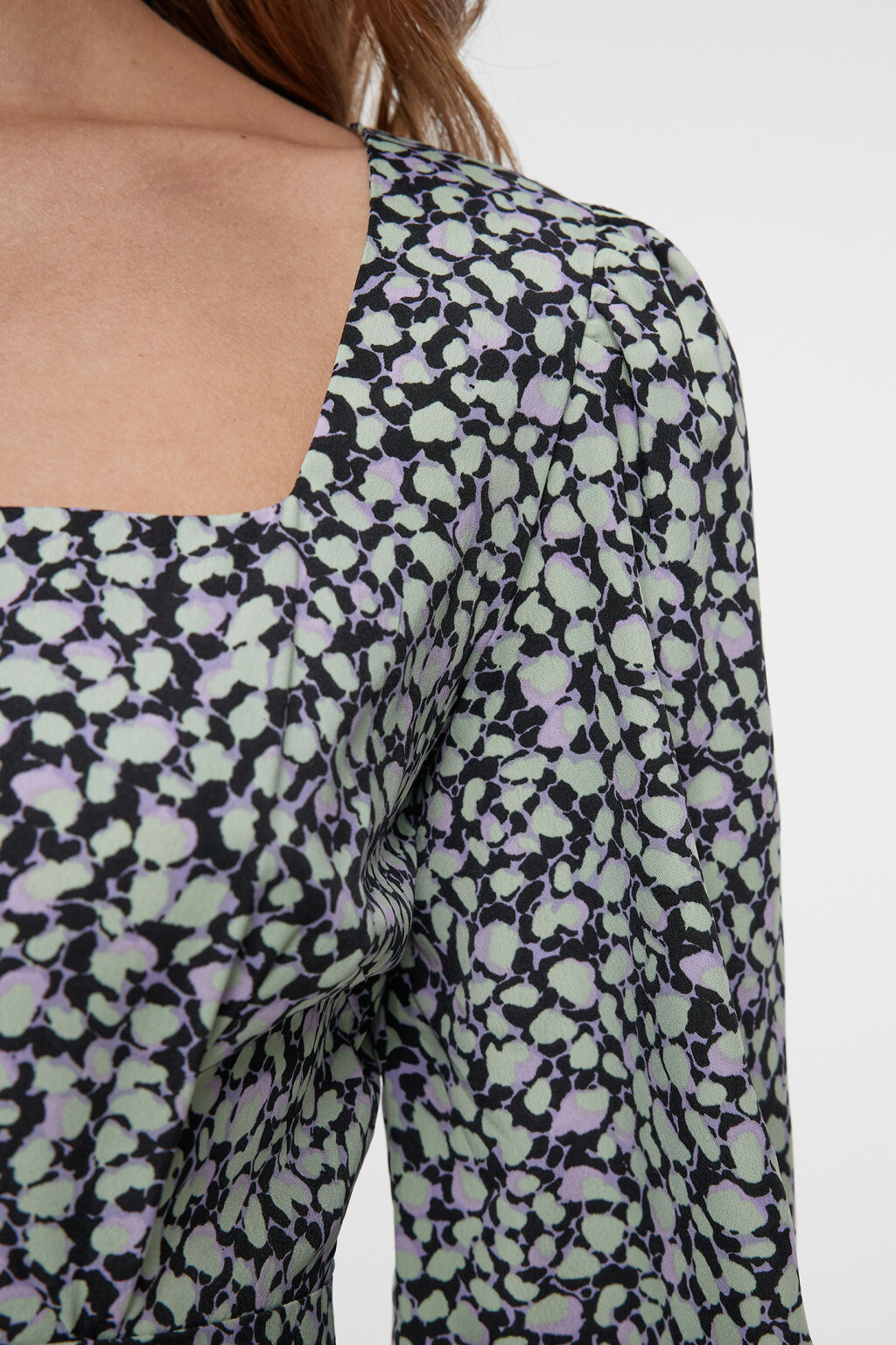 Платье baby-doll с ярусной юбкой и пышными рукавами - цвет мультиколор - 5