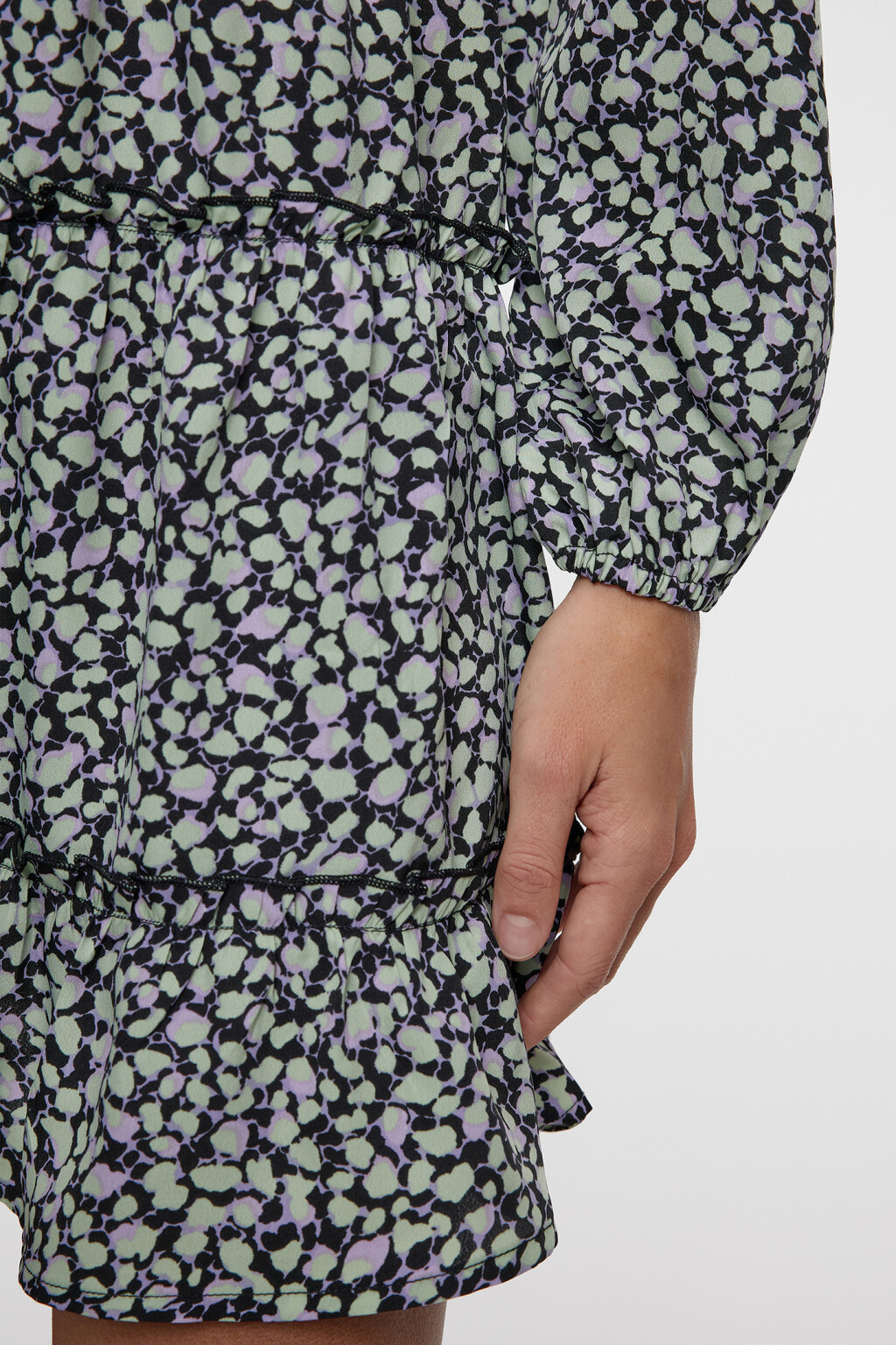 Платье baby-doll с ярусной юбкой и пышными рукавами - цвет мультиколор - 6