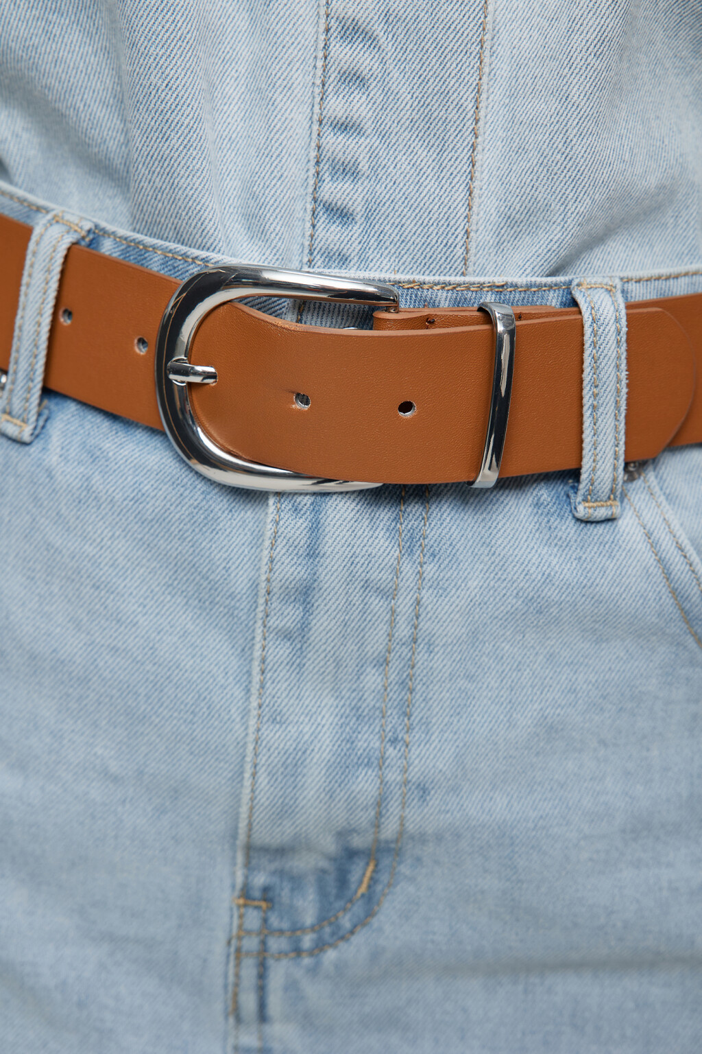 Юбка мини джинсовая с обрезанными краями и ремнем - цвет голубой - 6