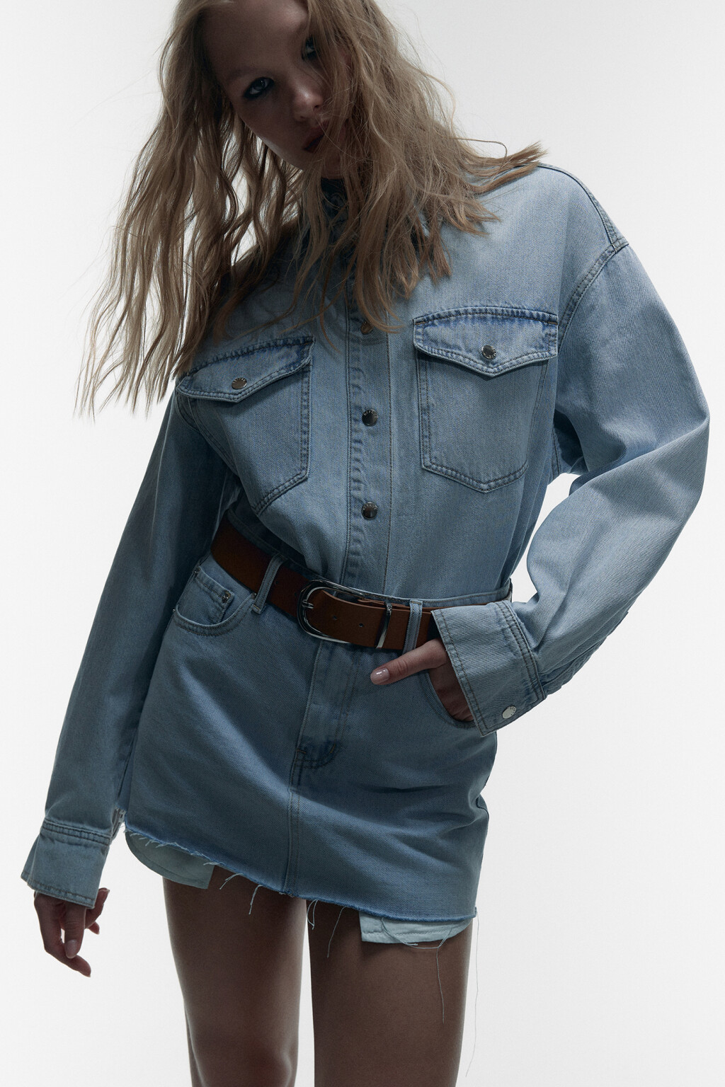 Юбка мини джинсовая с обрезанными краями и ремнем - цвет голубой - 1