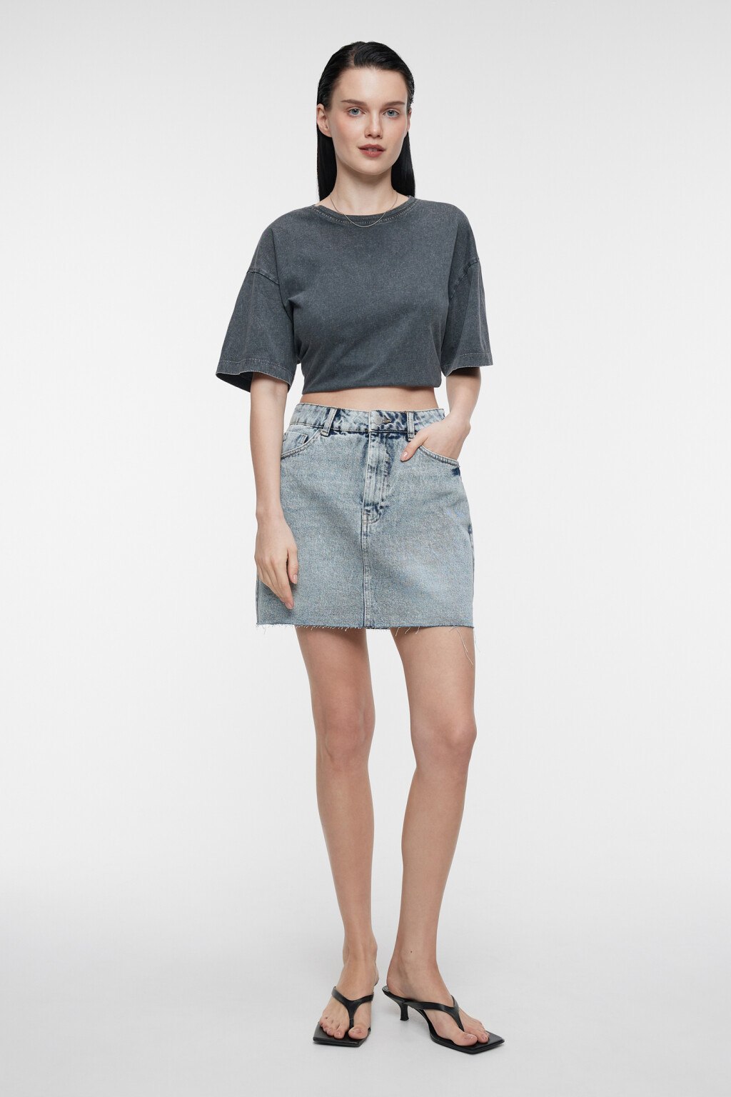 Юбка-карандаш мини джинсовая с обрезанными краями - цвет голубой - 4