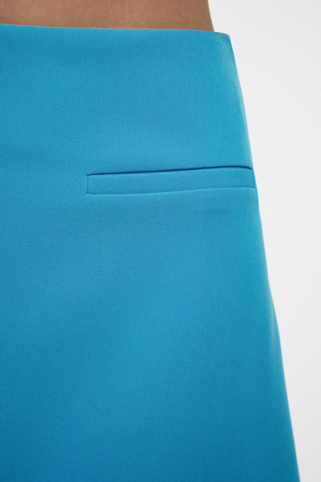 Юбка-карандаш мини костюмная с вырезом на бедре - цвет голубой - 10