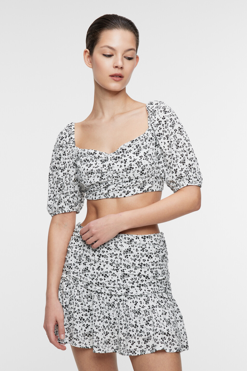 Блузка-топ вискозная укороченная с открытой спинкой - цвет черный - 2