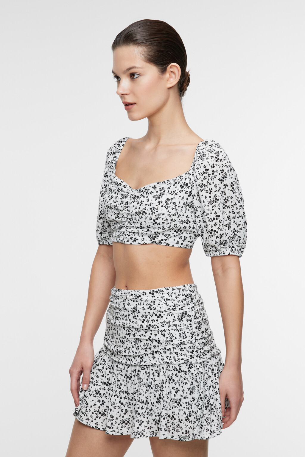 Блузка-топ вискозная укороченная с открытой спинкой - цвет черный - 3