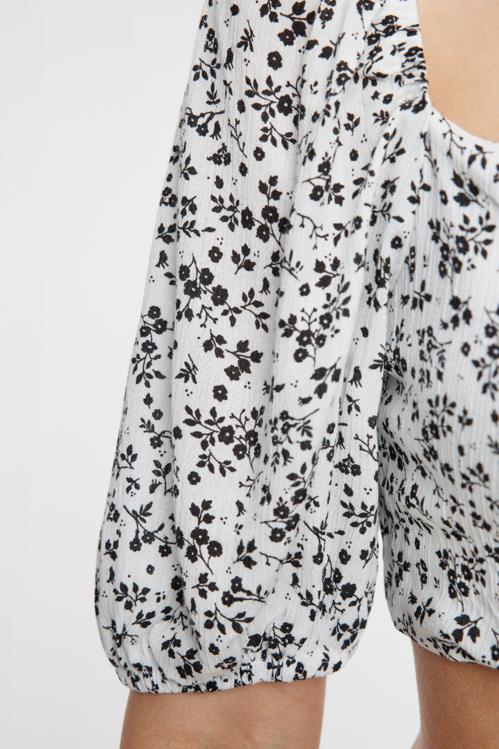 Блузка-топ вискозная укороченная с открытой спинкой - цвет черный - 6